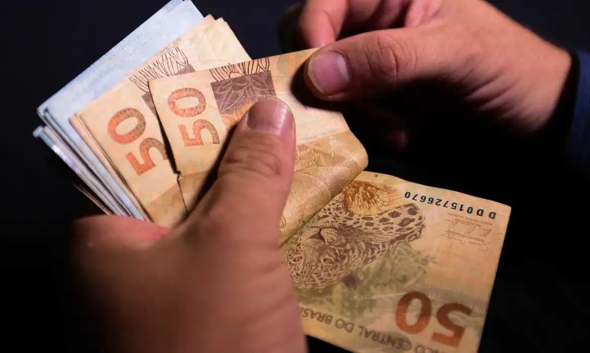 El nuevo salario mínimo de R$ 1.412 sigue siendo insuficiente frente a la devaluación